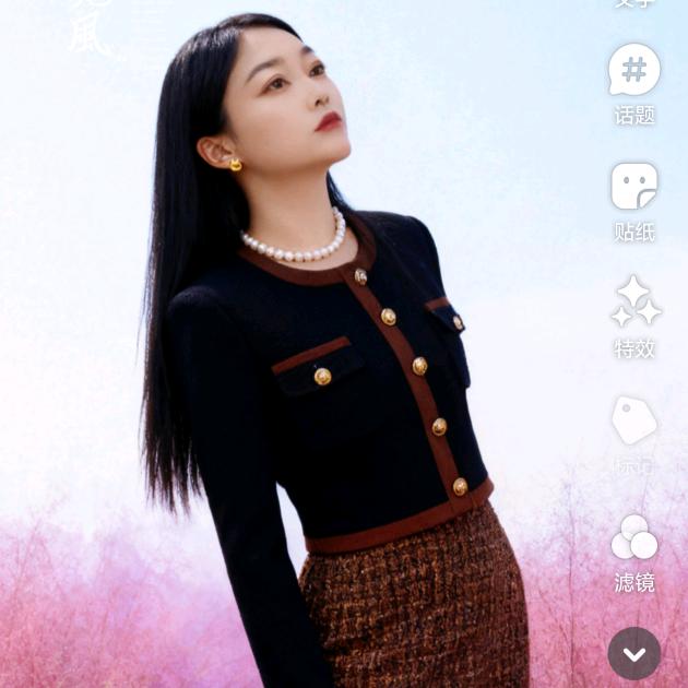 关岭周幺妹吹唢呐。