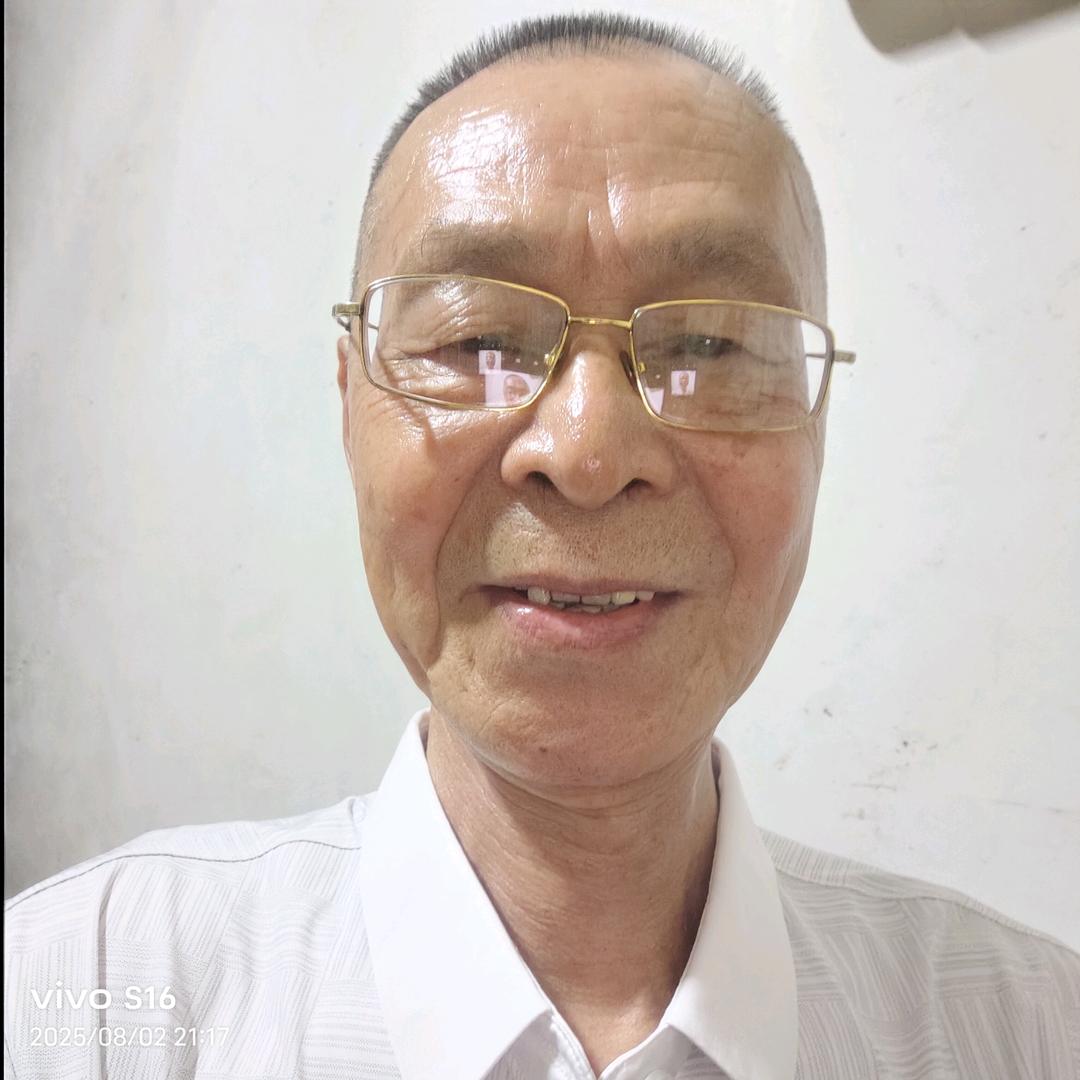 活泼休闲老人