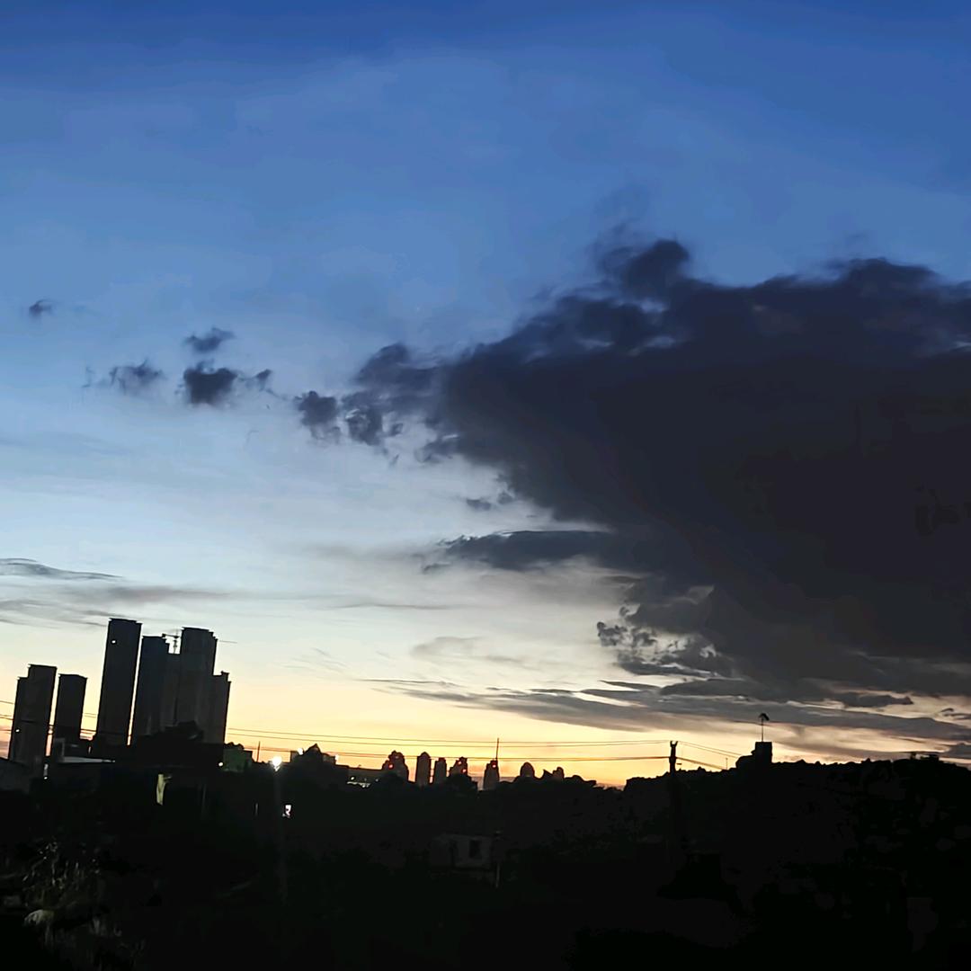 多少沾点.