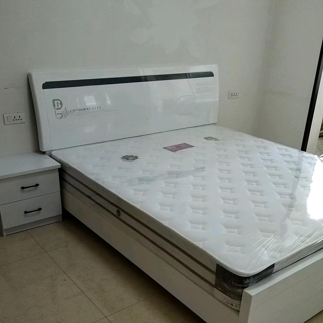 卖家具的小姐姐