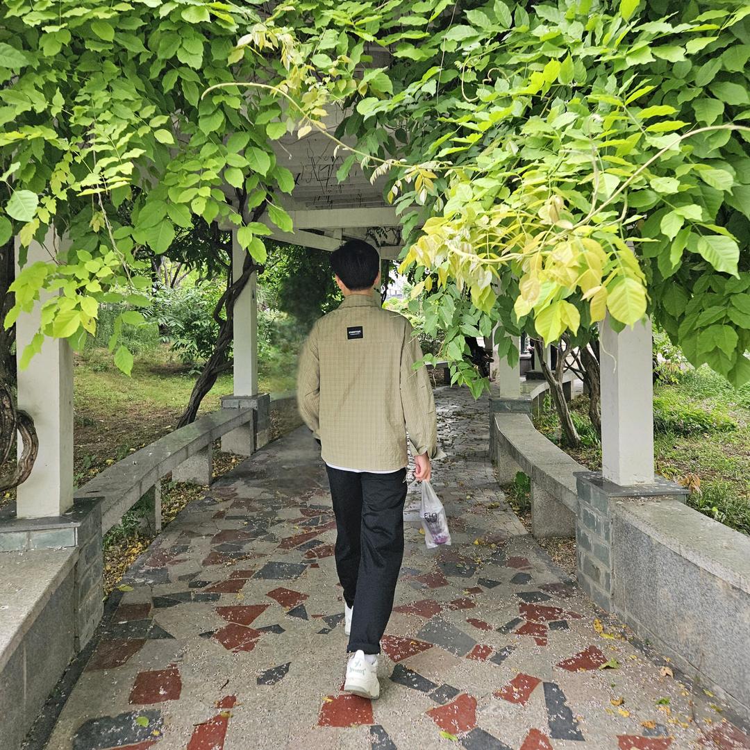 公共厕所扣路人痔疮被她男朋友堵厕所里肘击