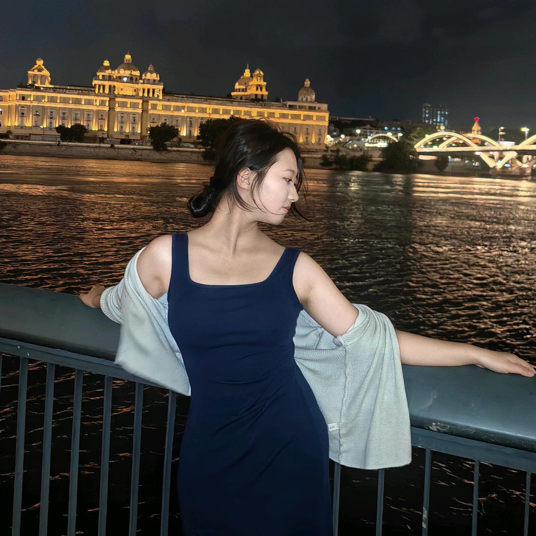 五彩斑斓的黑拖鞋