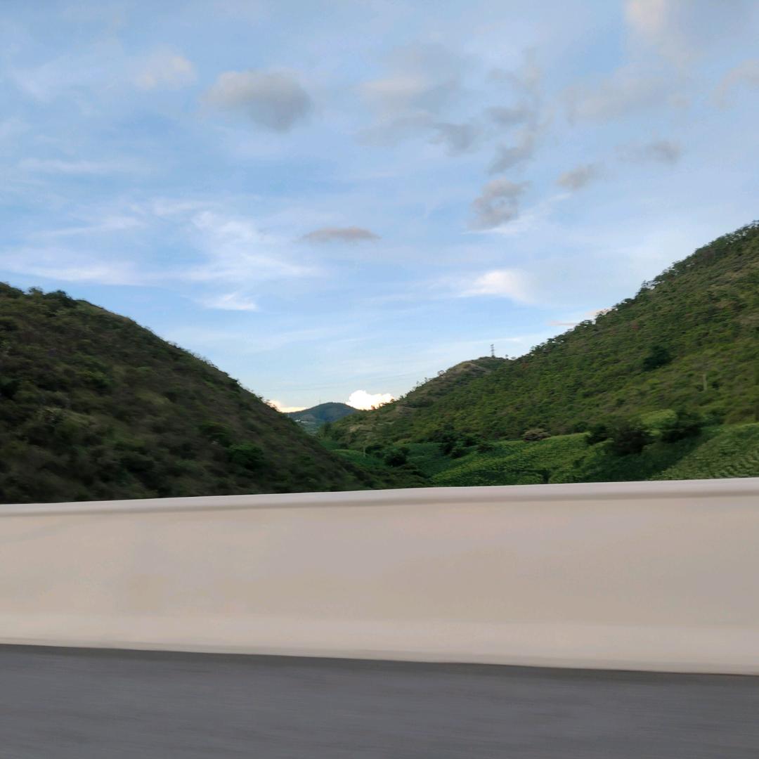 赵彬橙 雨一直下