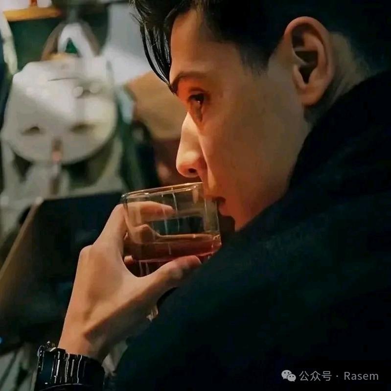 😏E    三    mu    牙?