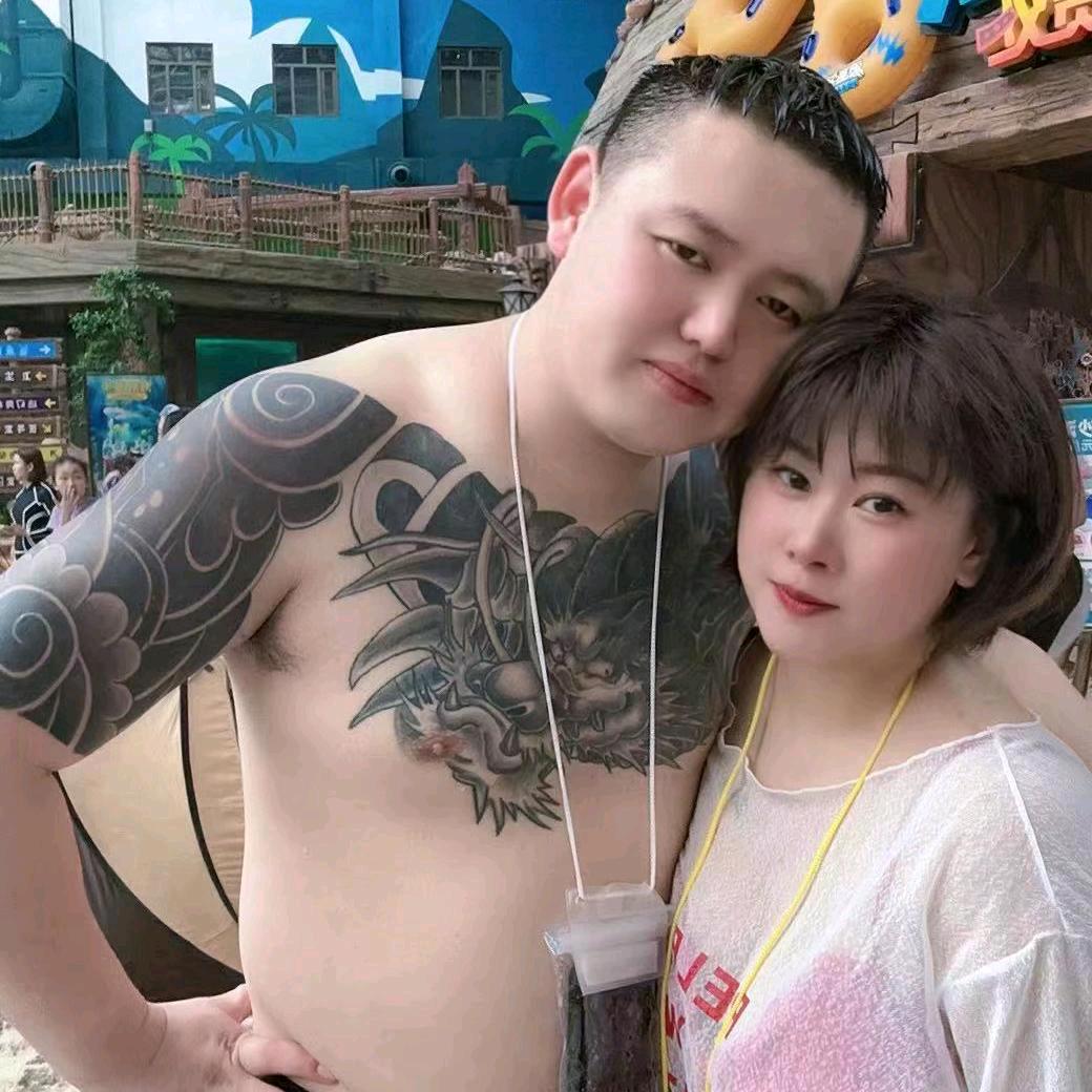 代有样.
