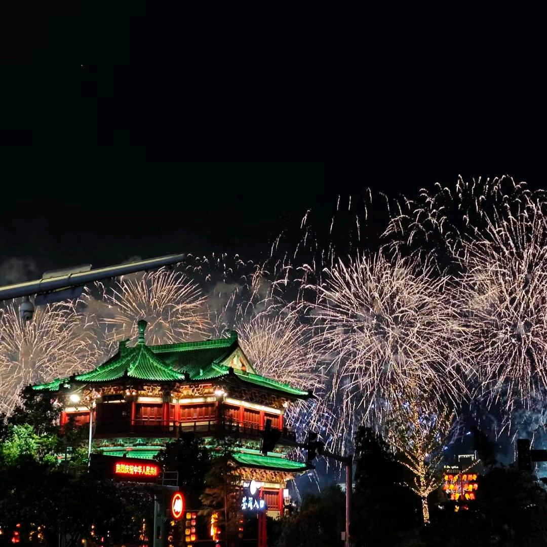 是李婷