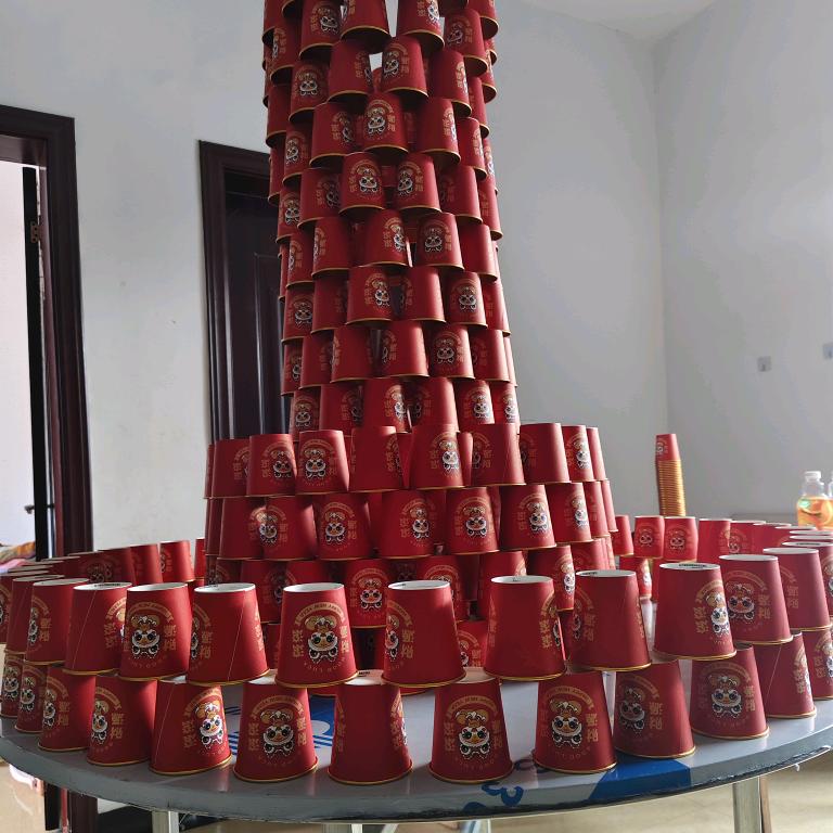 打杯子的平凡人