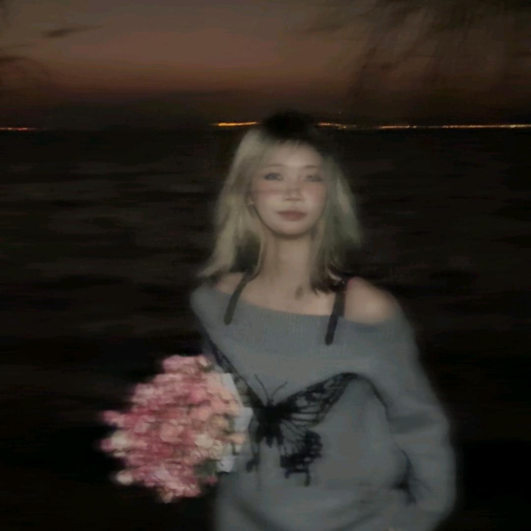 慕青.
