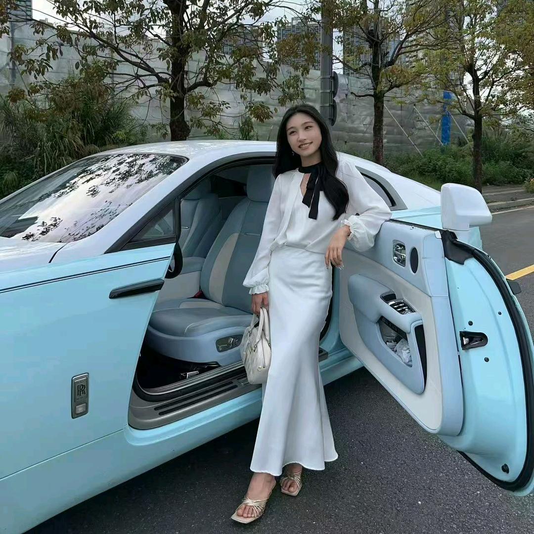 亿伊（关注窝 有惊喜）