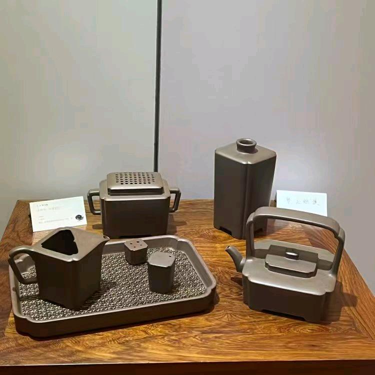 常熟天虹服装城3楼106则天金宸