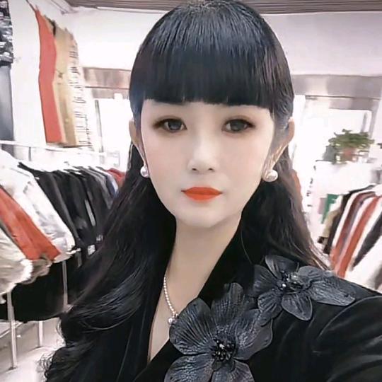 现代城步行街东街唯衣服饰