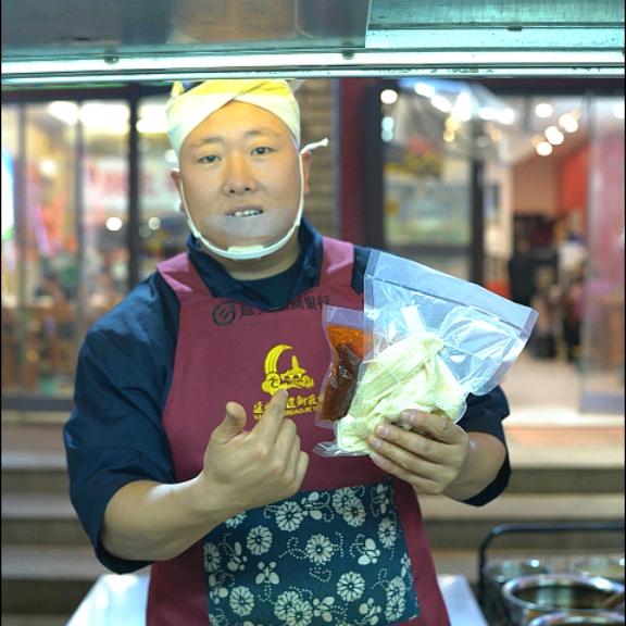 延安二道街夜市爆辣条