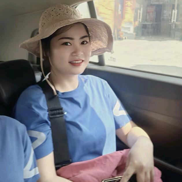 阿红在思练卖vivo手机