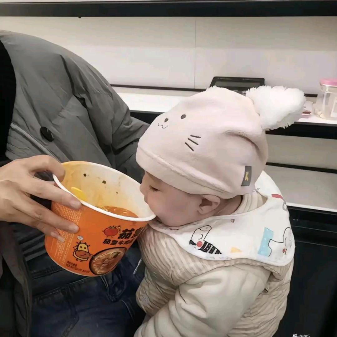 路过花坛被抱起来转圈的小情侣踢了一脚的人