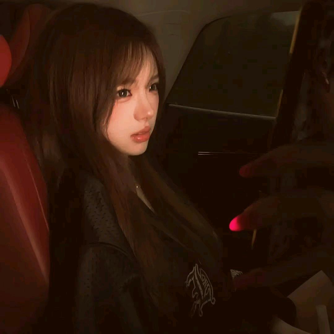 欣^