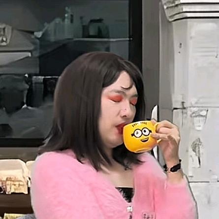 朵世兰是草莓黑森林小蛋糕