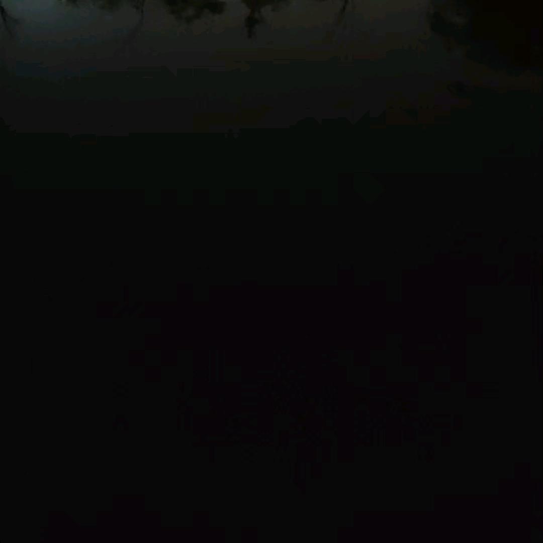 ，