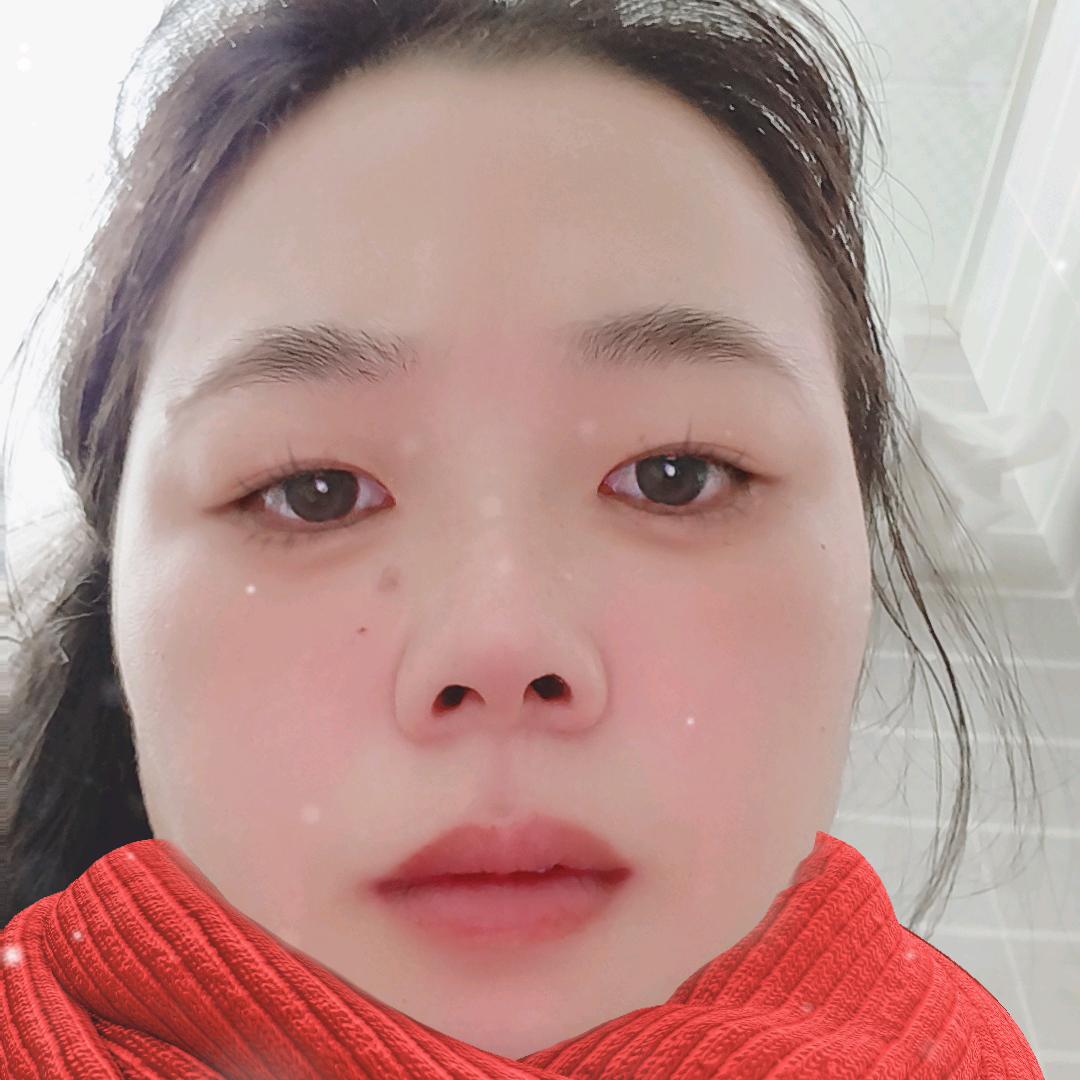 在澄湖西路修脚的童老师