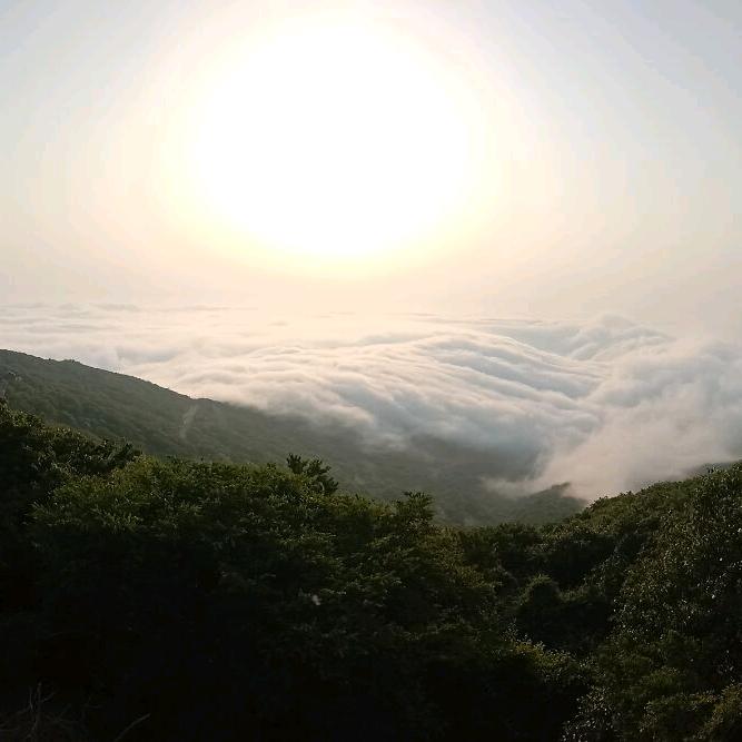 晴空万里仍有云