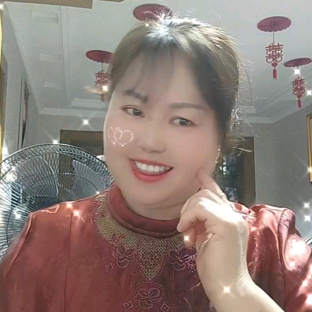 明媚的阳光下