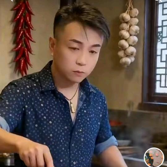 眉毛弯弯小哥哥哥哥