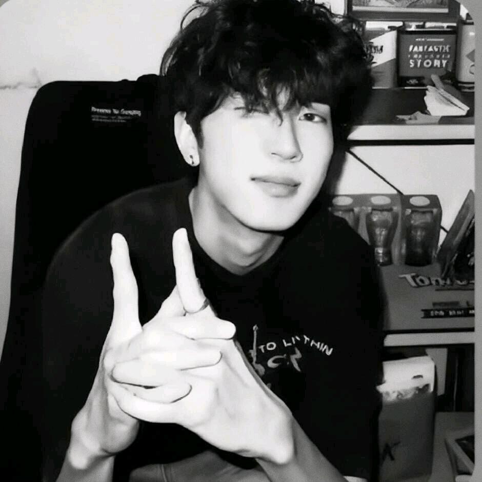 热拉上看见前女友怀里抱着我女朋友