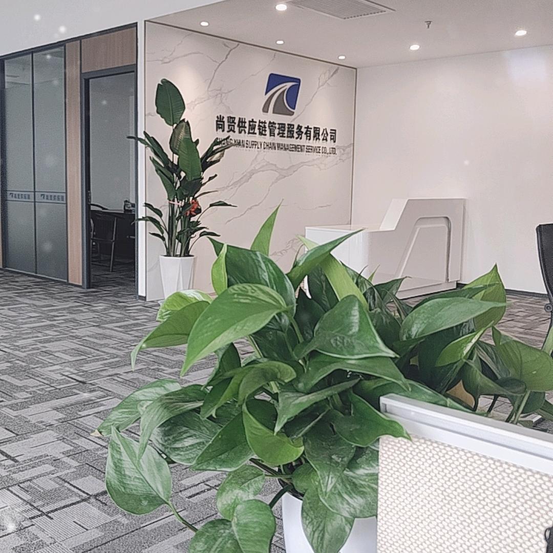 扶着90岁老头闯红灯