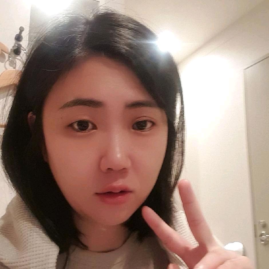 读书的黄小姐＆书在橱窗