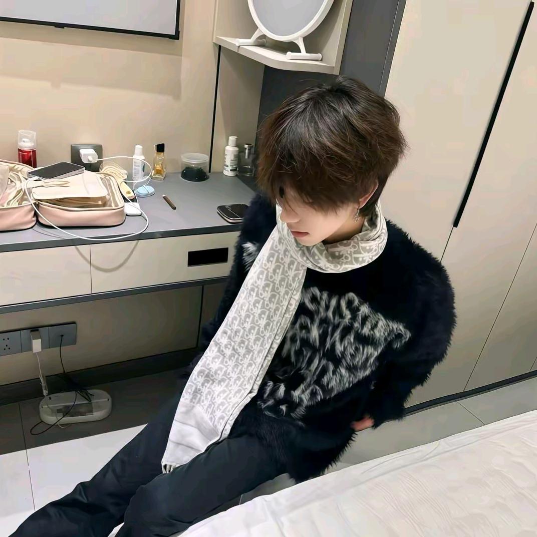 𝙔𝙃.(视奸我的是gay)