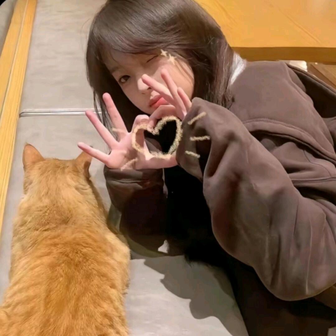欣^