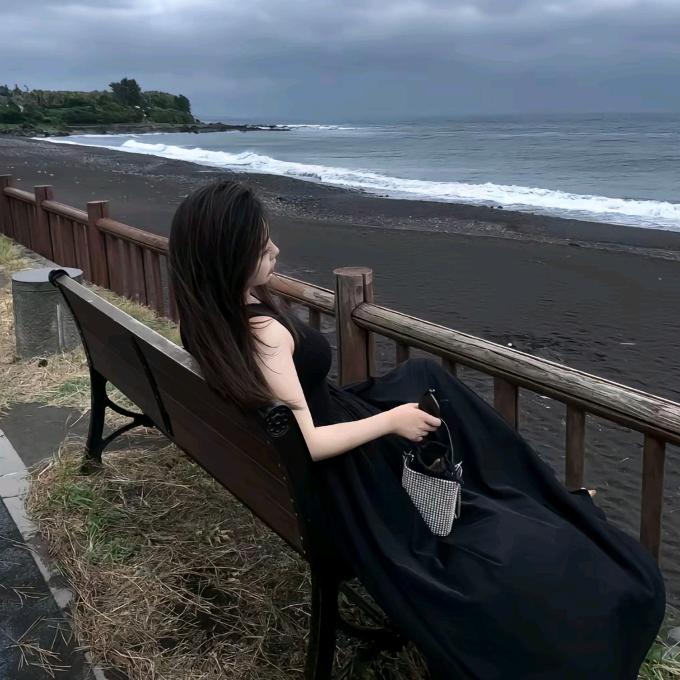 小梁同志。