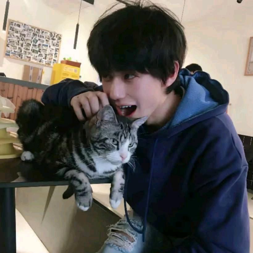 周 生.
