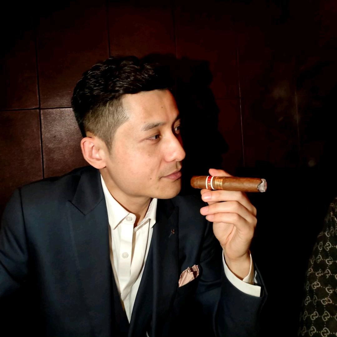 🇨🇳狗不理总裁🇲🇴