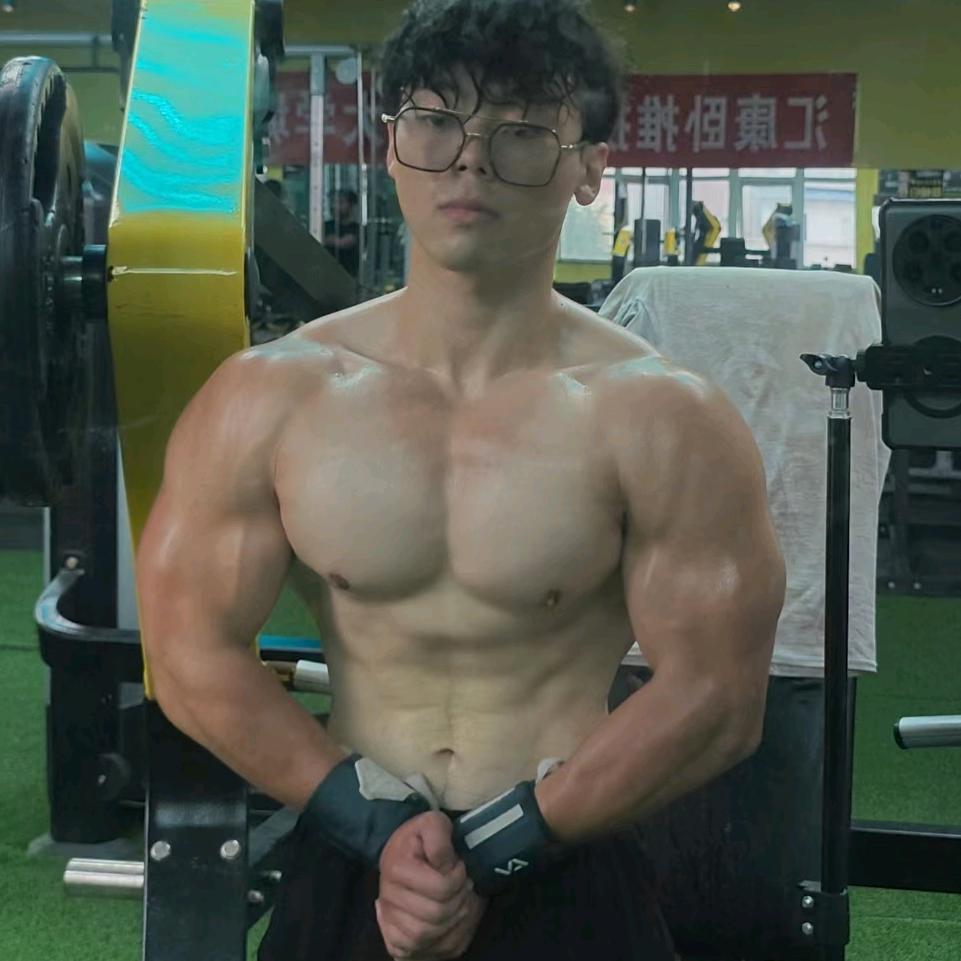 乌马（三倍体重卧推达成）