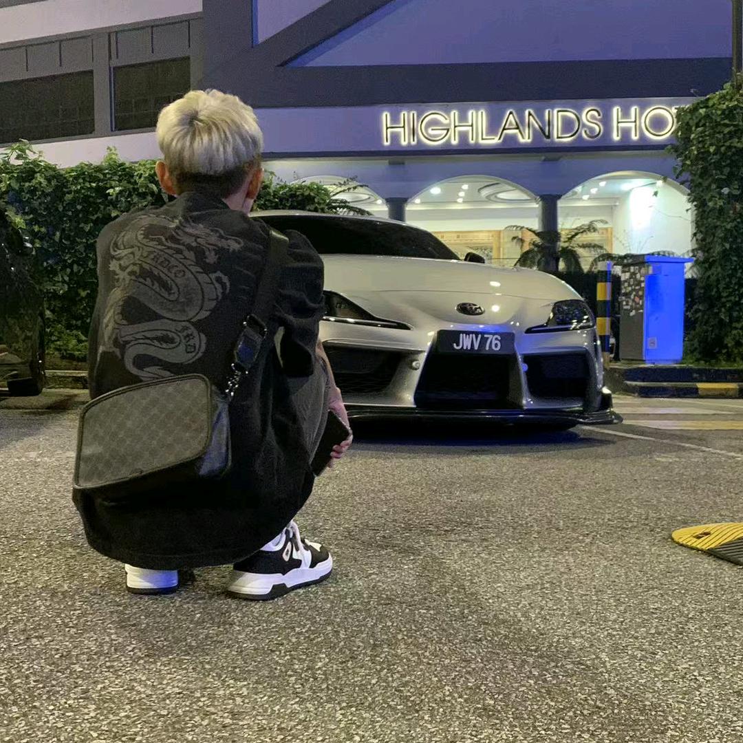 书包掉了的小卤蛋