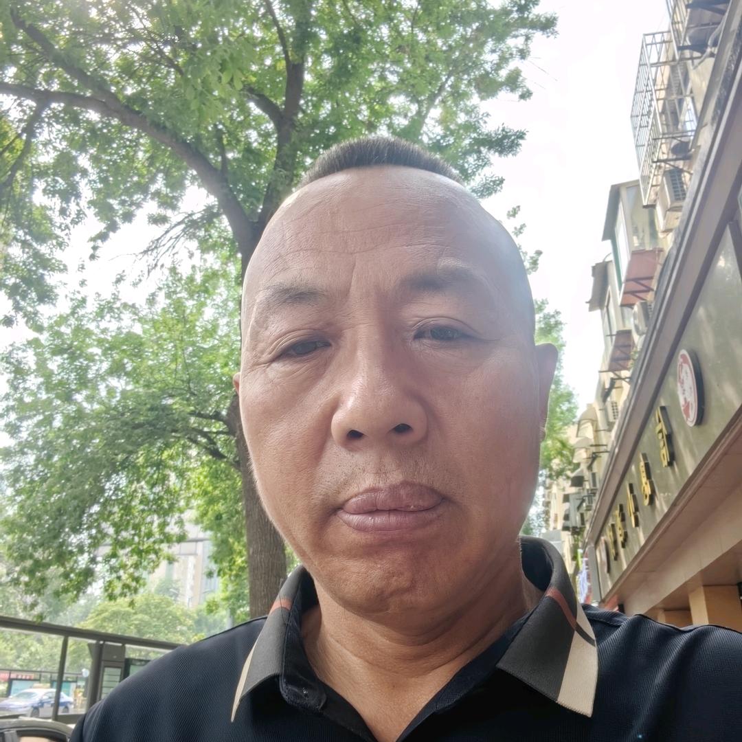 灯光下的王哥。