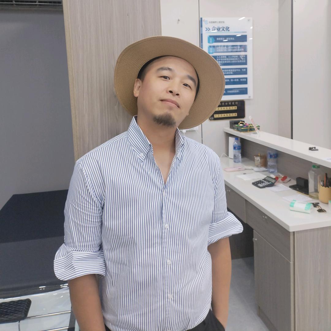 张国潮男士理发馆老雷