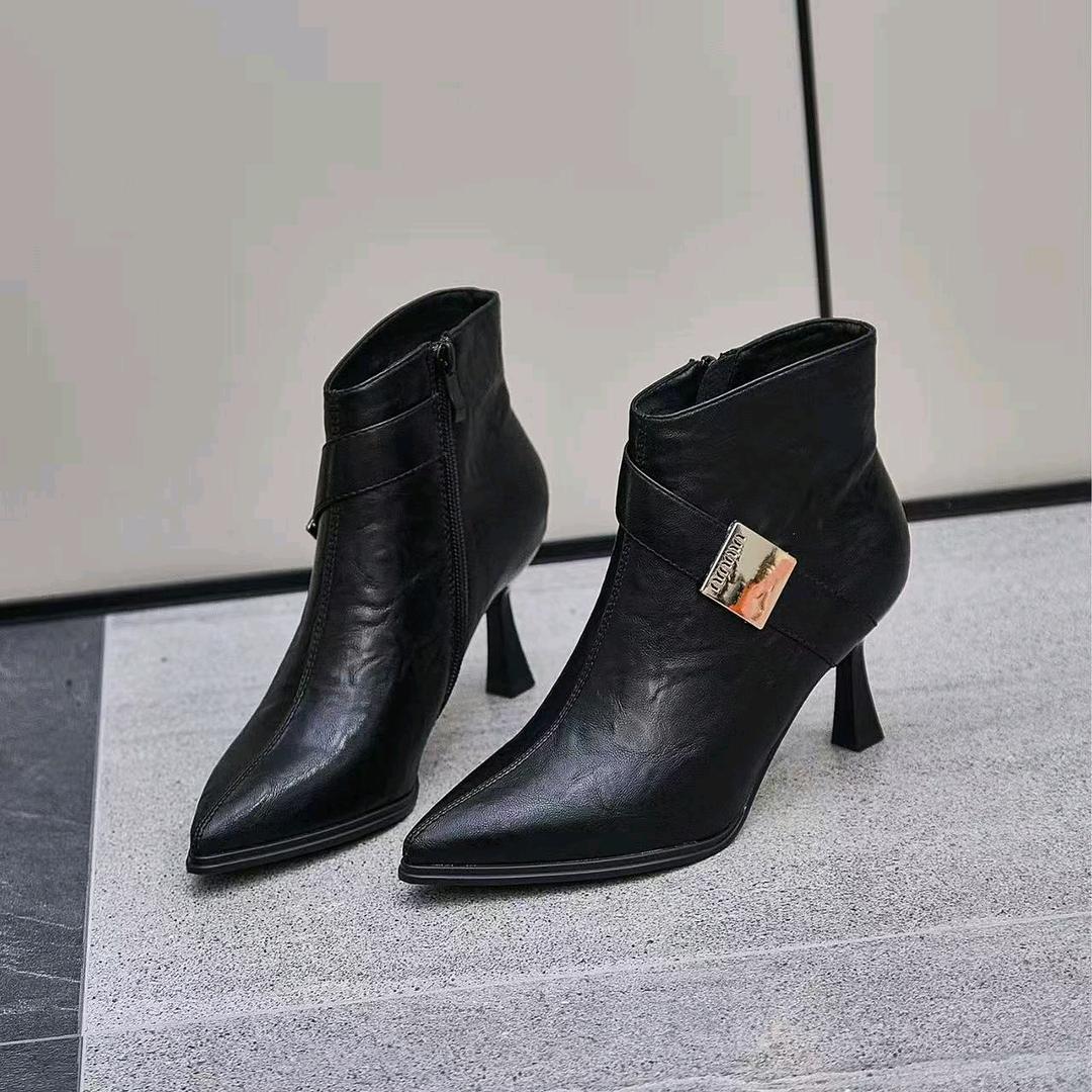 红绿灯联社旁巨微鞋行