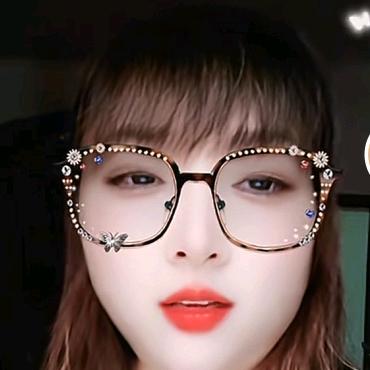 张姐姐((橱窗有生活用品))