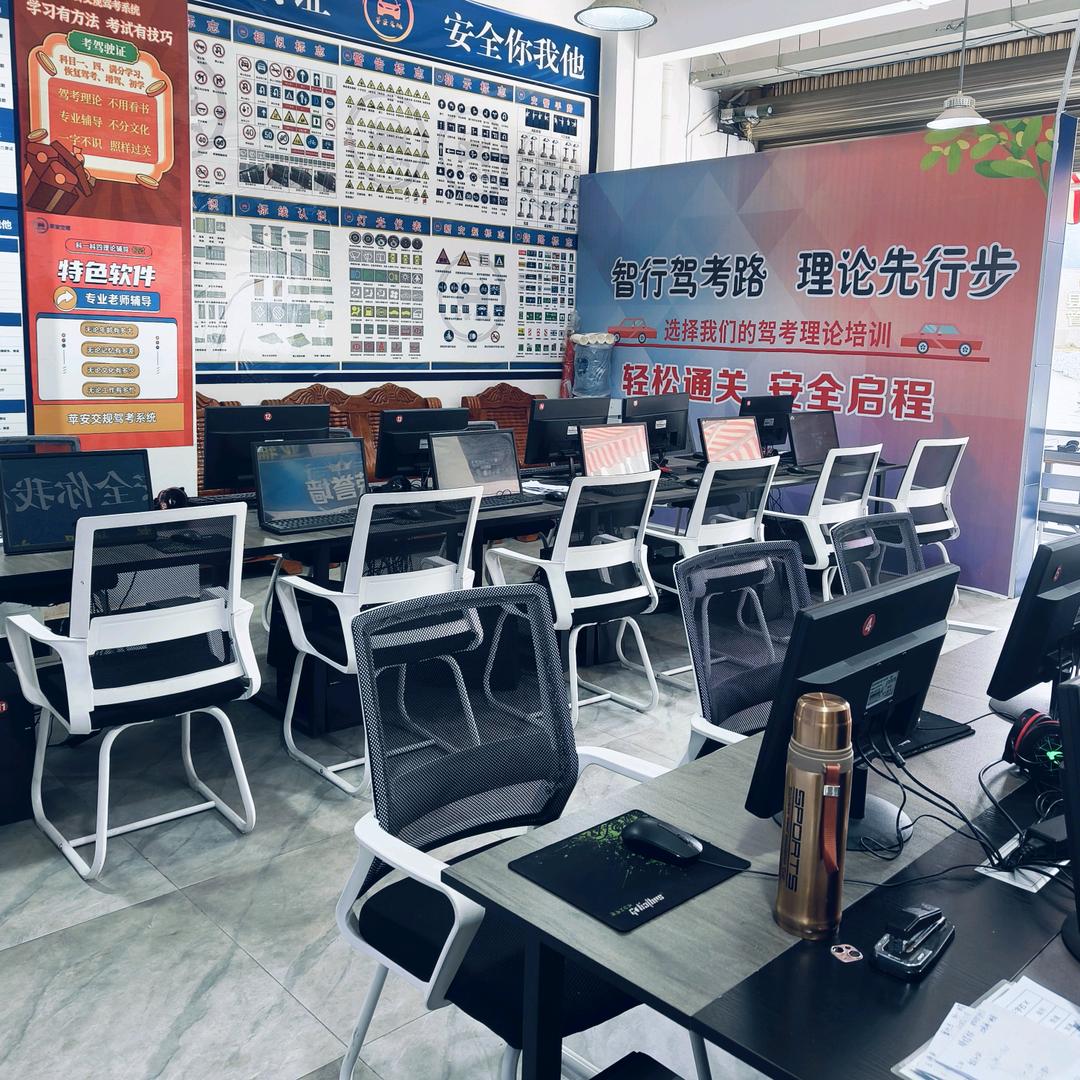 在马关考驾照咨询  谢老师