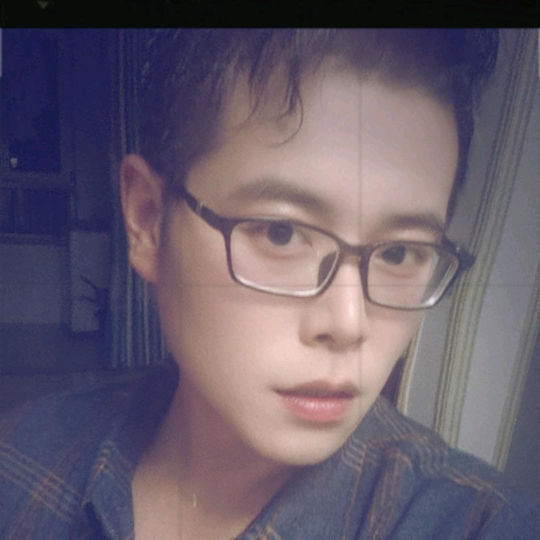 这位秃顶的老同志