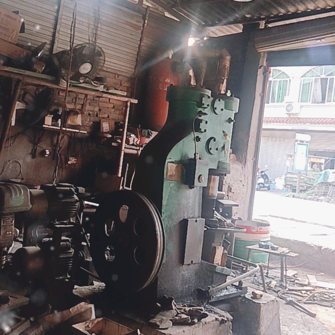 回老家打手工菜刀的木匠