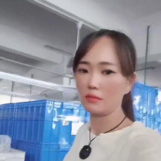 单身小莉在打工