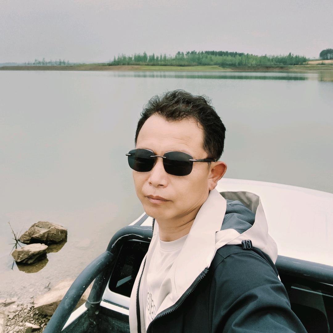兵营旧址旁的钓场男孩
