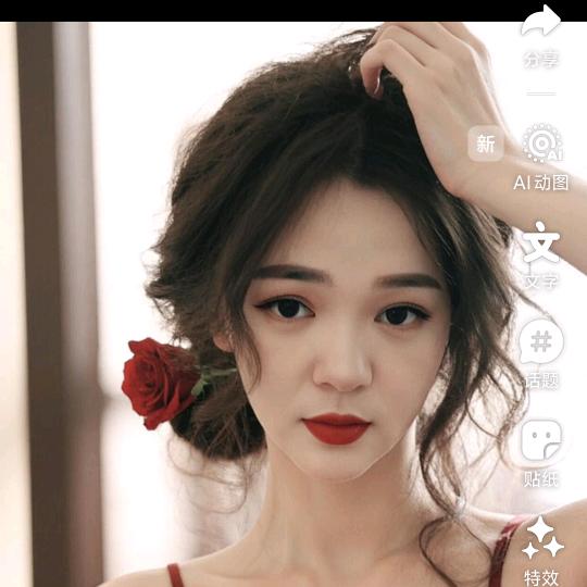此女妩媚