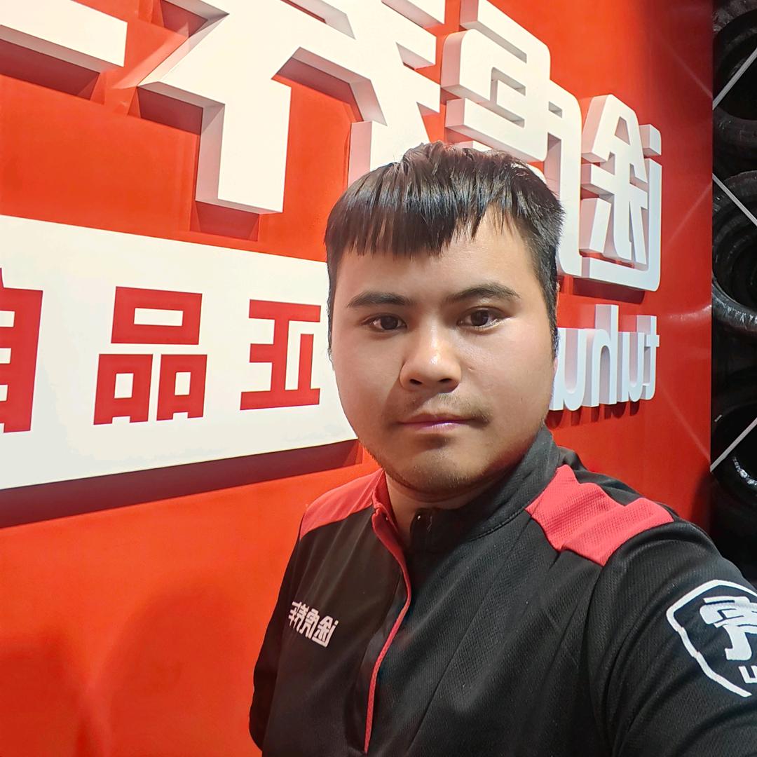 在修文扎佐修车的余哥