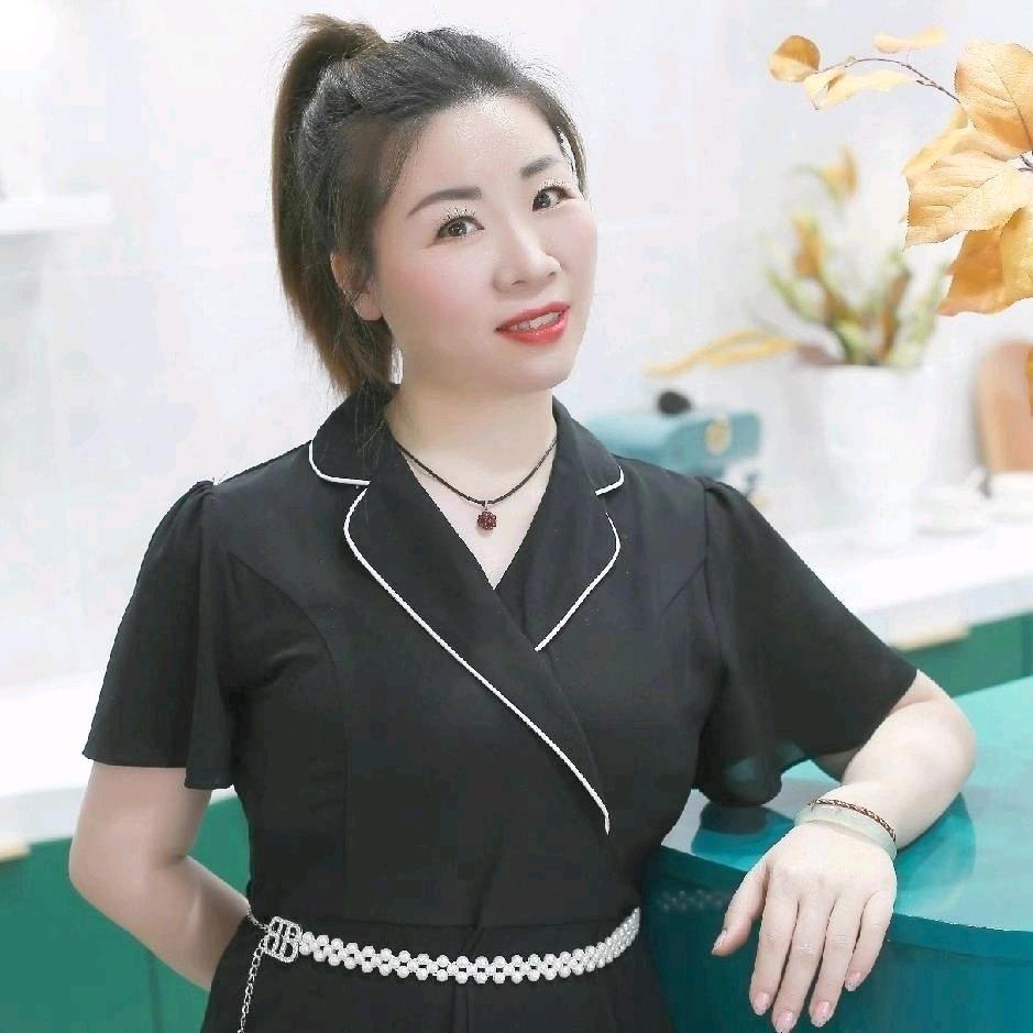 太原依诺岩板瓷砖金姐