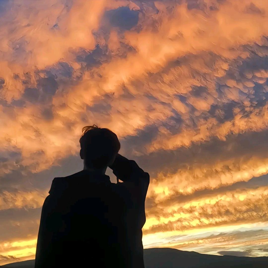 你看天色又在远处落下！