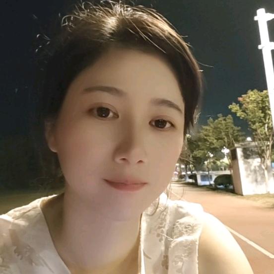 轻轻的拾起一朵海棠花