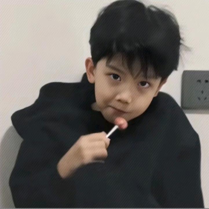 下雨天忧郁的偷吃猪饲料